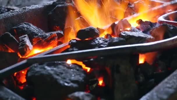 depositphotos_163605624-stockvideo-steenkool-met-brandende-vuur-en